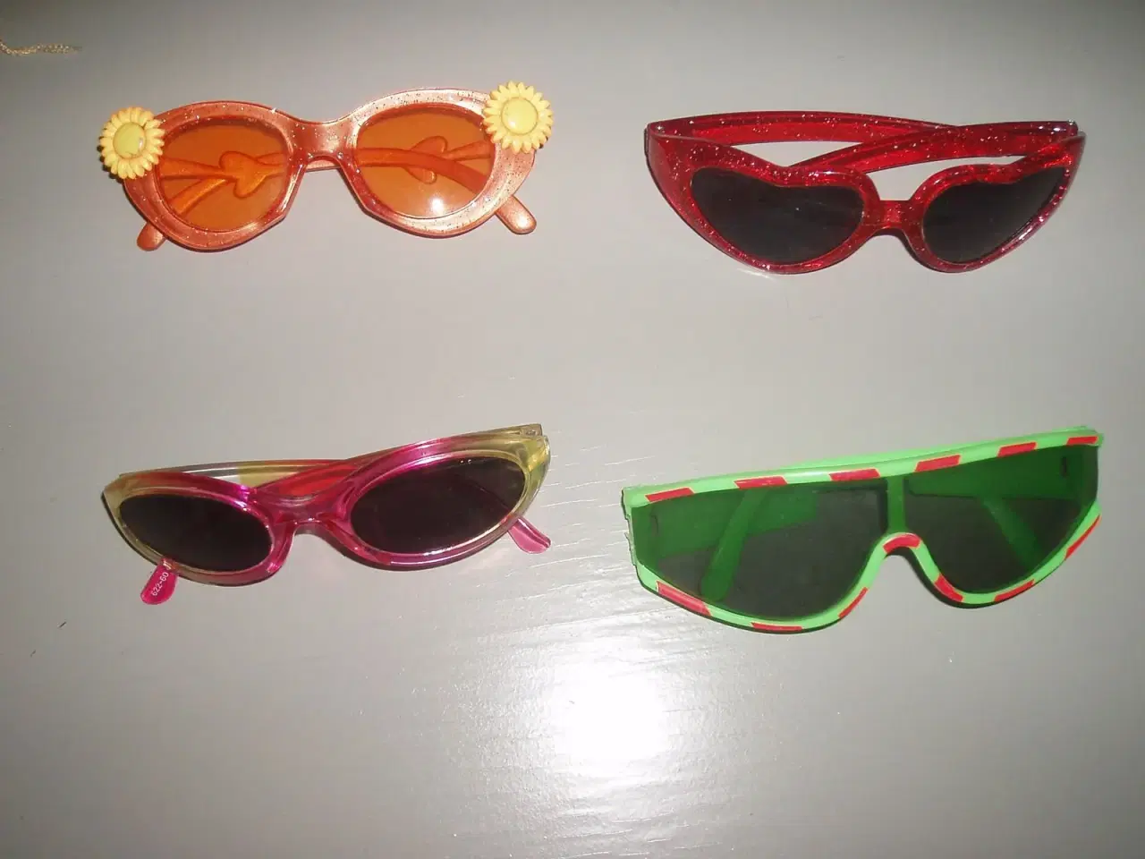 Billede 1 - 3 par super seje solbriller 2-6 år