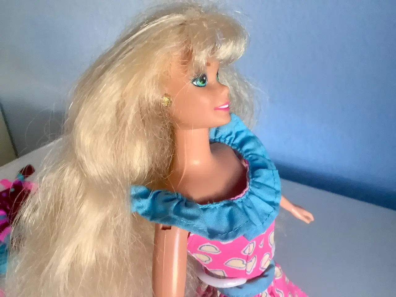 Billede 2 - Barbie med langt blondt hår og blå øjne.