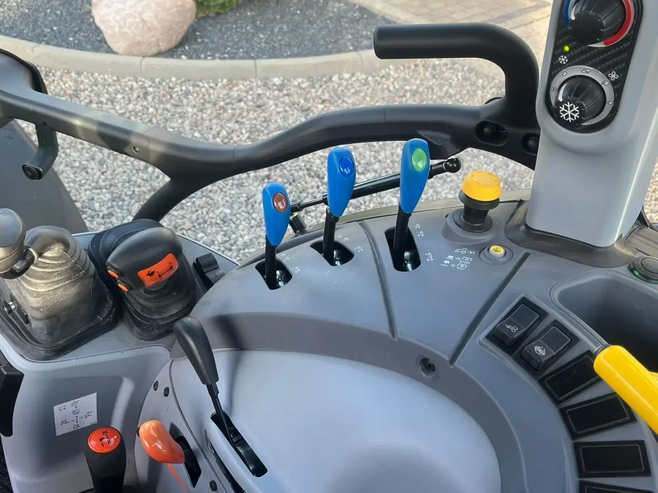 Billede 5 - New Holland T5.100 Blue Power udstyrs model, med brede hjul, frontlift og ekstra lys.