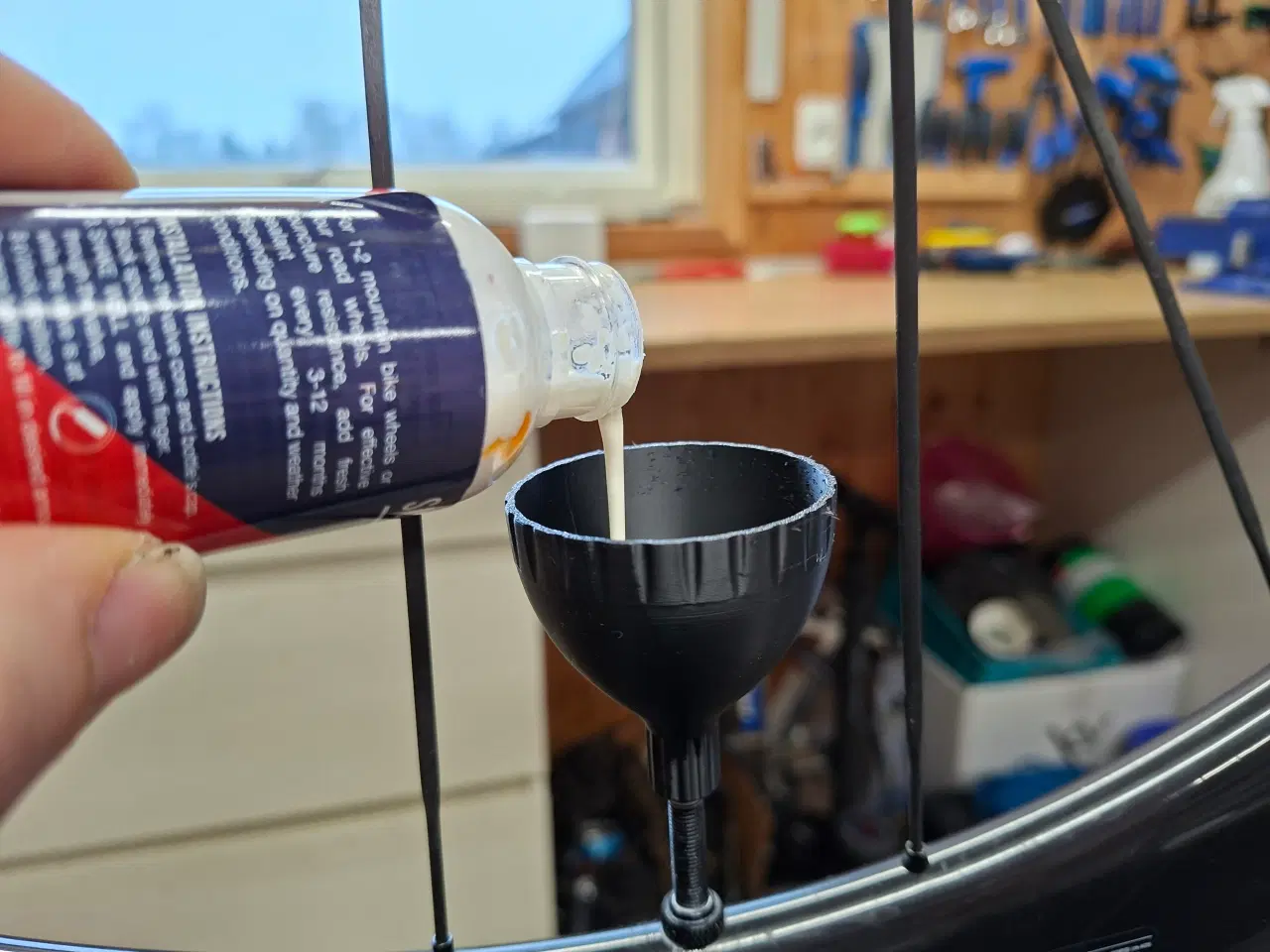 Billede 1 - Kop til påfyldning af tubeless væske.