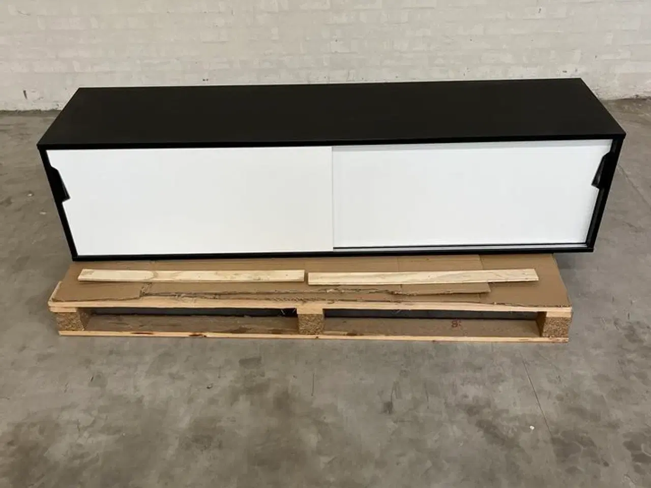 Billede 2 - Skab til ophæng på væggen. 160x40x40 cm., brugt
