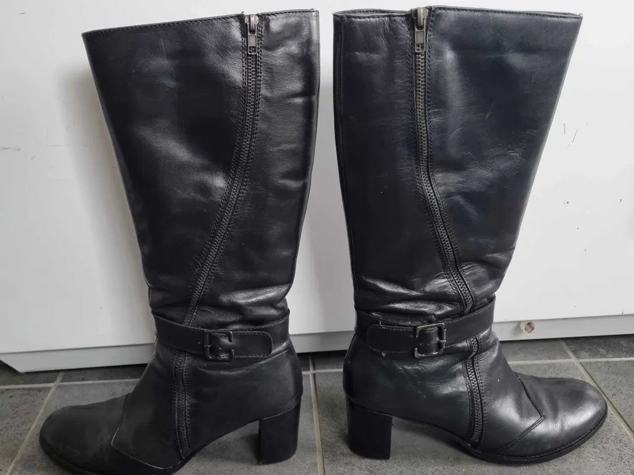 Billede 1 - Lange sorte skindstøvler str 40