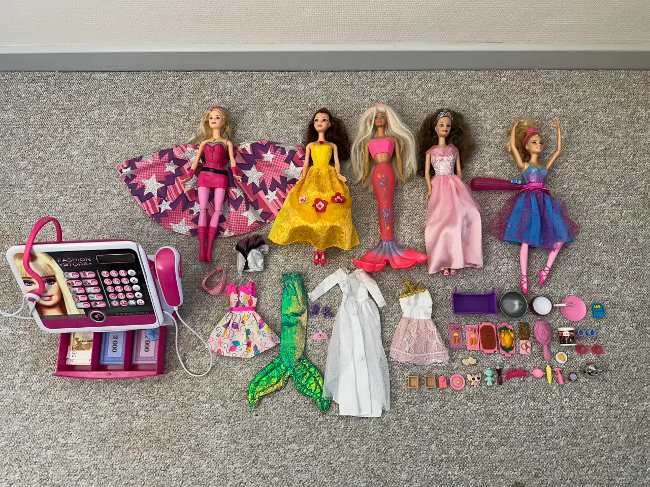 Billede 2 - 5 Barbie dukker med tilbehør