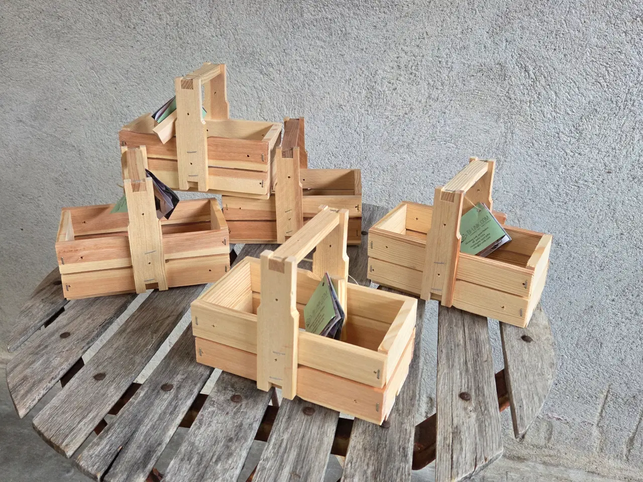 Billede 1 - Fin lille kurv til dekorationer / Værtindegave 