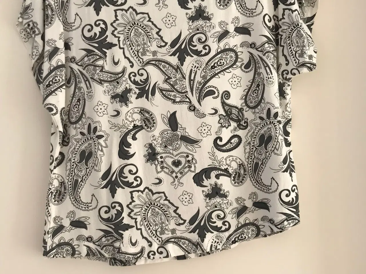 Billede 2 - Flot kortærmet bluse sjalsmønstret grå/hvid 