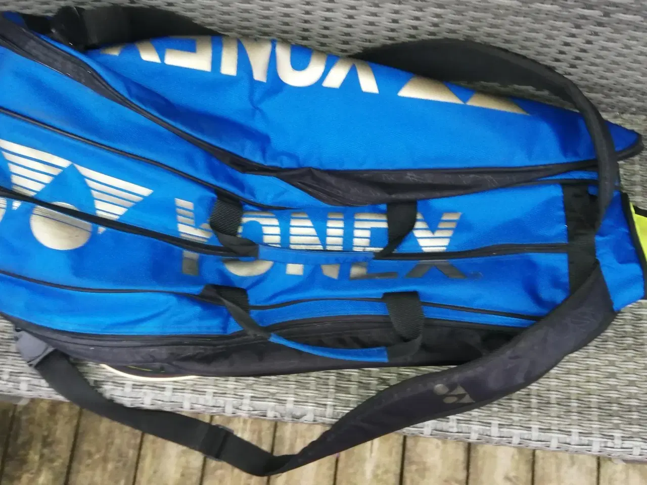 Billede 4 - YONEX TENNIS TASKE, 3 STORE RUM, FLOT STAND