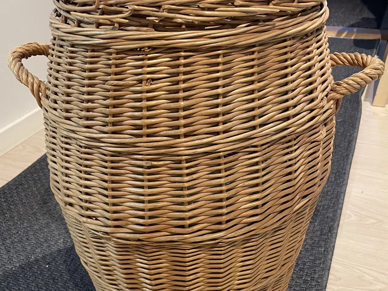Billede 1 - Vasketøjskurv sælges