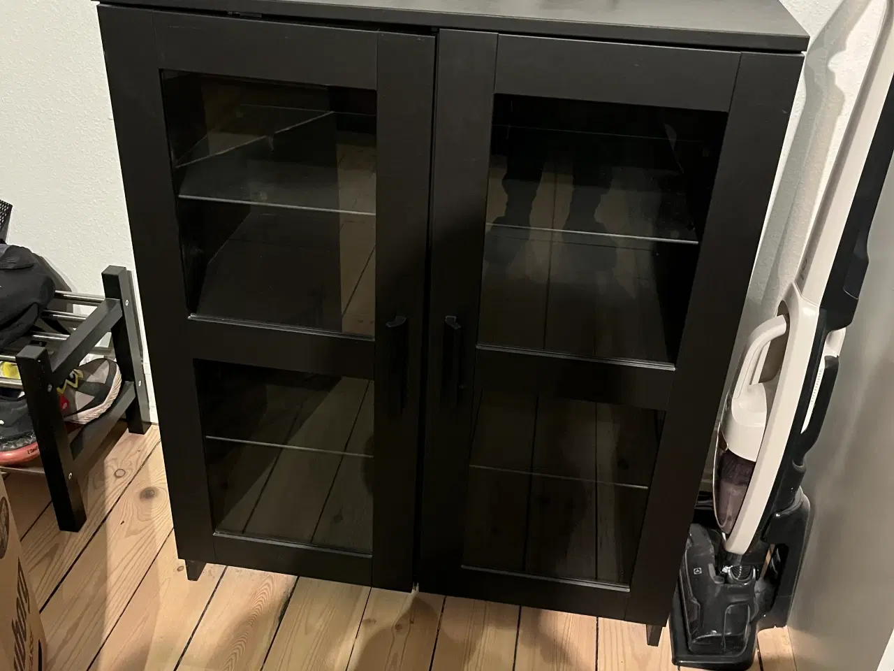 Billede 1 - Ikea sort skab med glas låger 