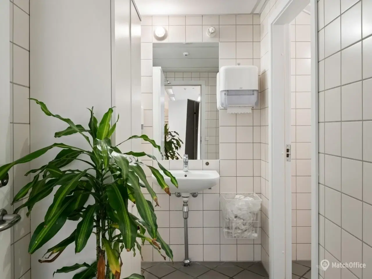 Billede 7 - Lyst og indbydende kontorlokale