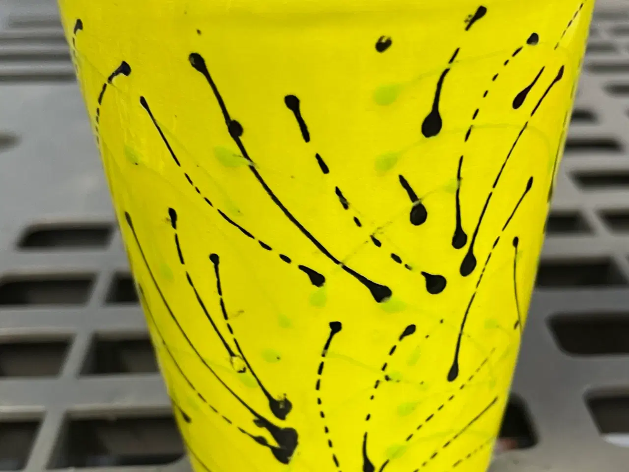 Billede 1 - Inge-Lise Keramik Krus gult med sort og grønt møns