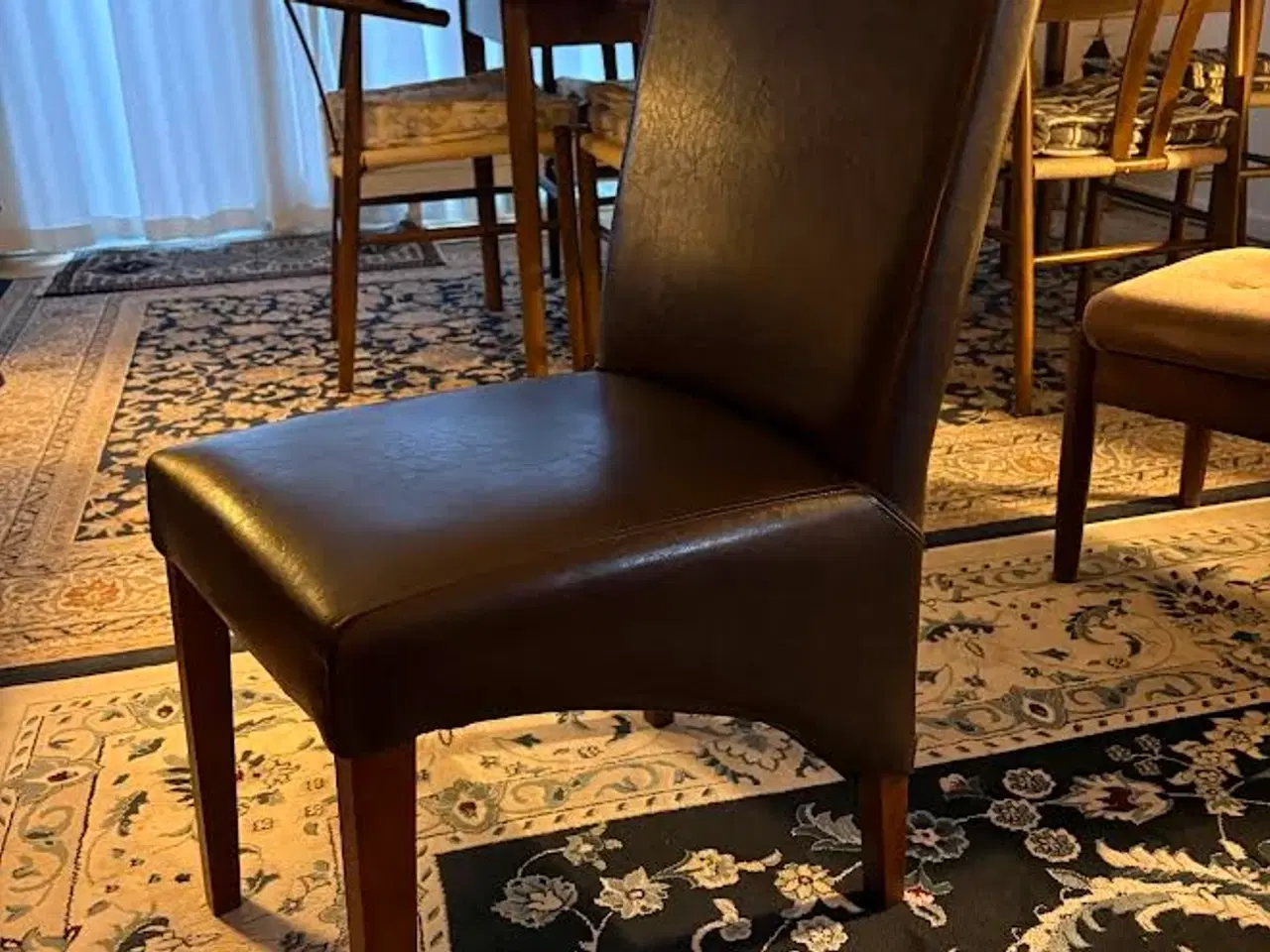 Billede 1 - Spisestuestole i brunt læderlook