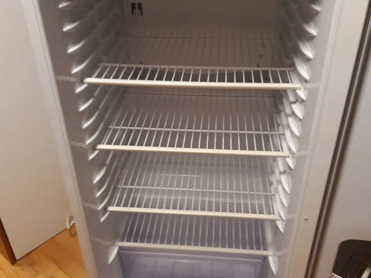Billede 3 - Gram køleskab måler 126x55 cm