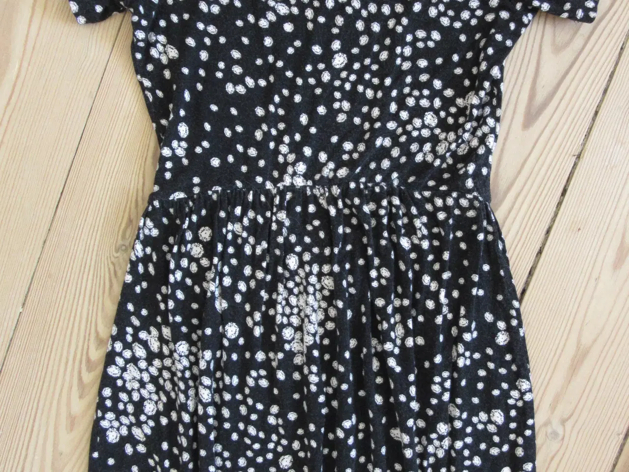Billede 1 - Pompdelux kjole, sort-hvid str. 134-140