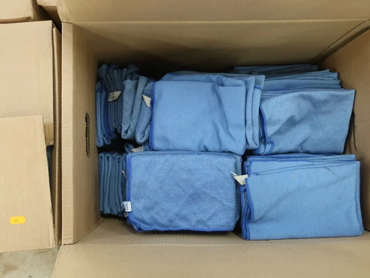 Billede 4 - 3 flyttekasser med klude og moppe