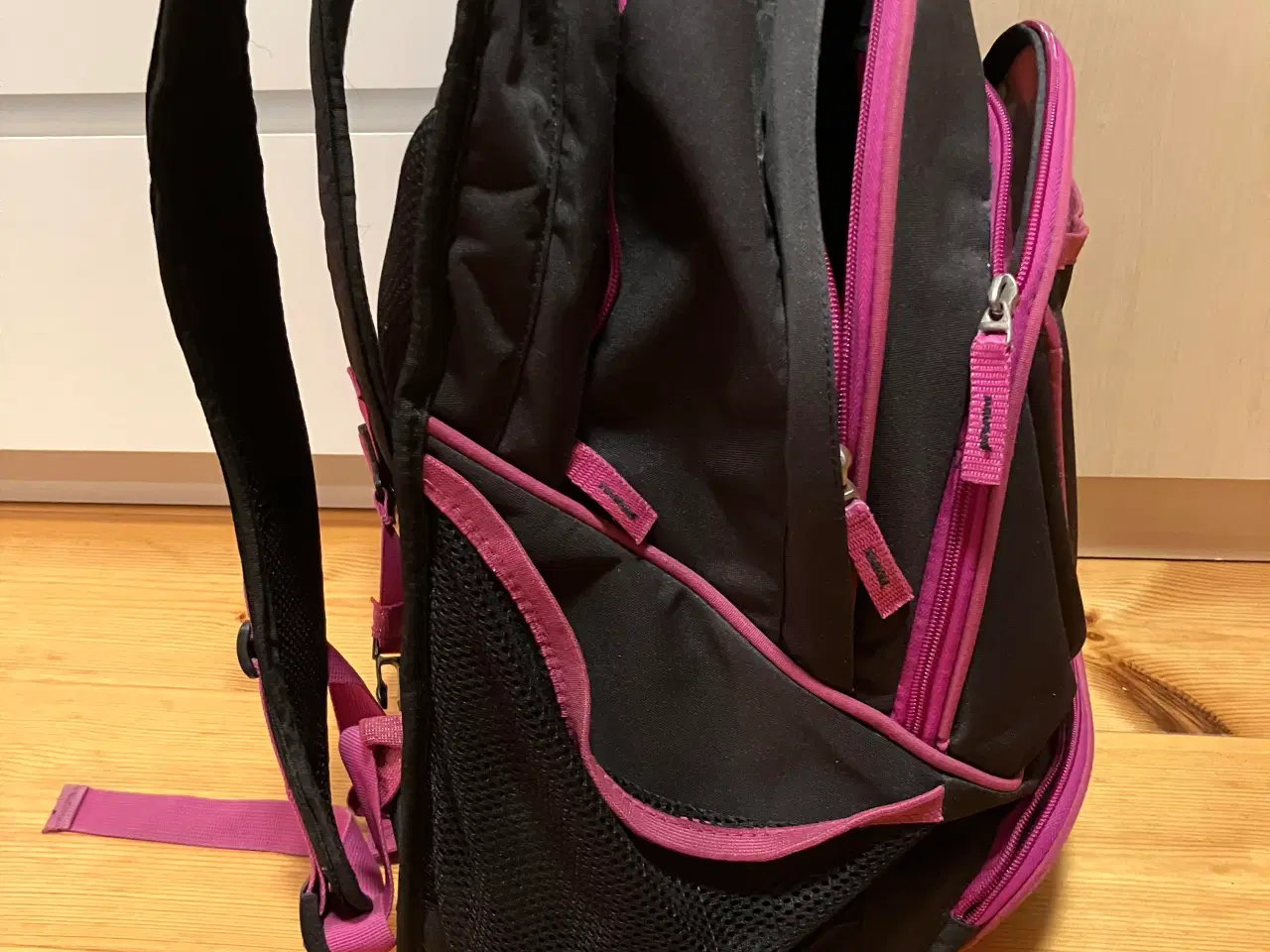 Billede 4 - Skoletaske i sort og lyserød.