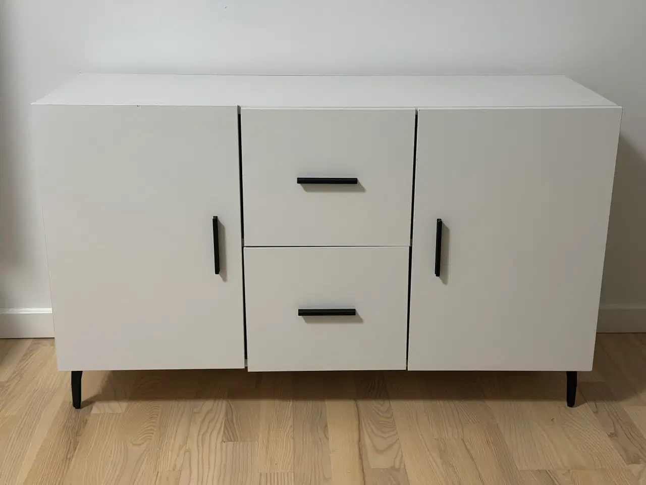 Billede 2 - Pæn hvid skænk