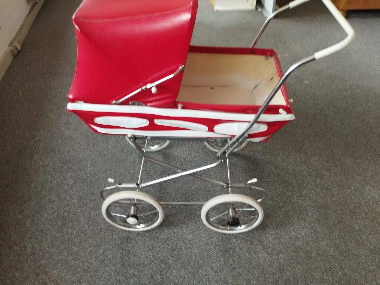 Billede 1 - Rød dukkevogn fra 1970/80