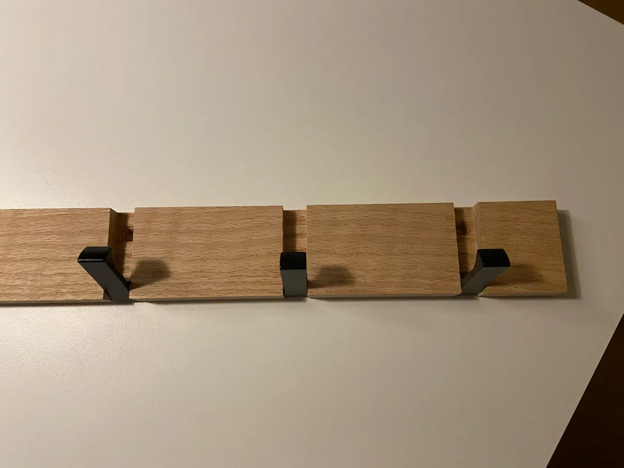 Billede 1 - Flot knagerække i lyst træ, med sorte tangenter