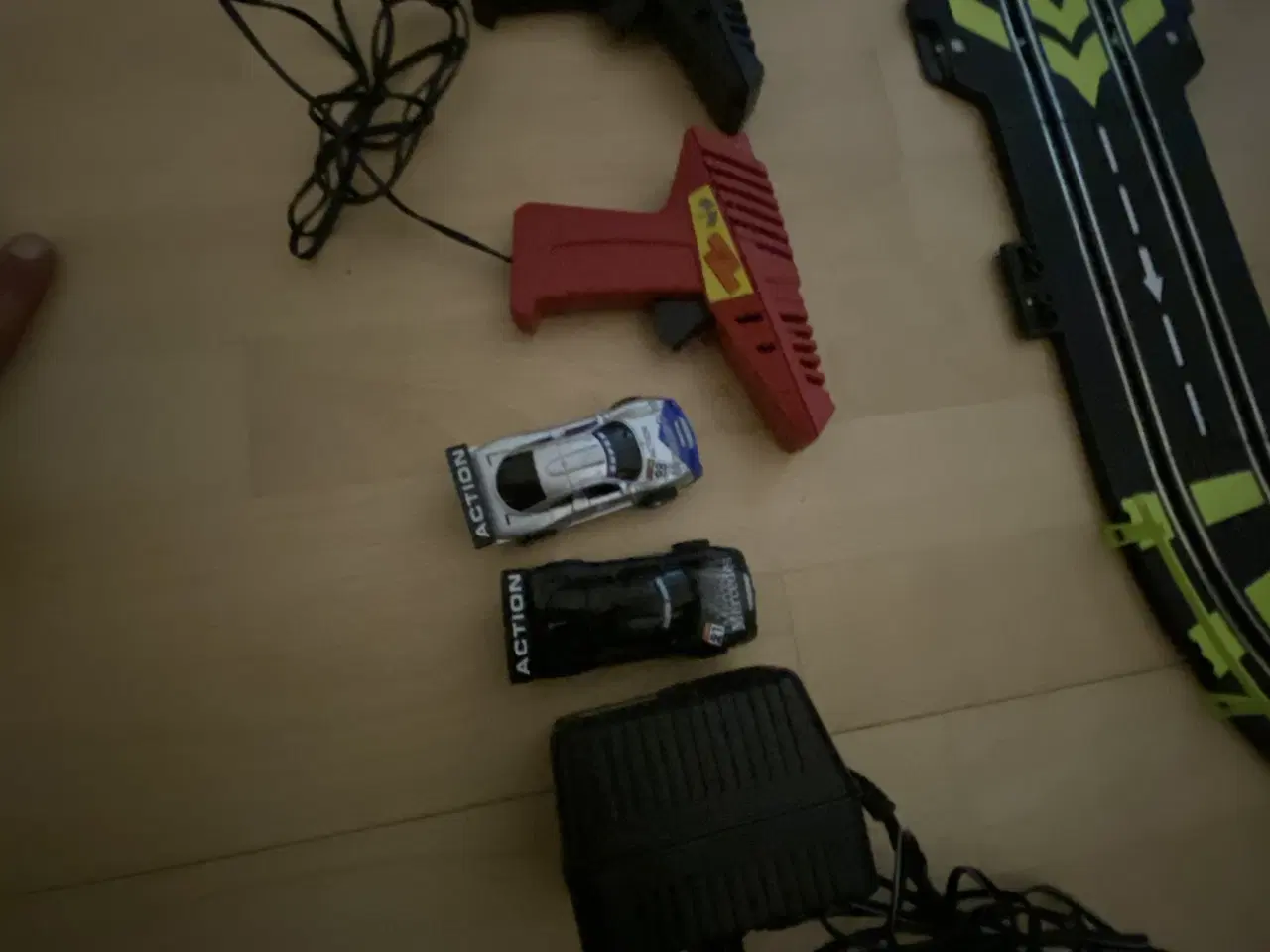 Billede 4 - Racerbane med 2 biler + controllere – Klar til far