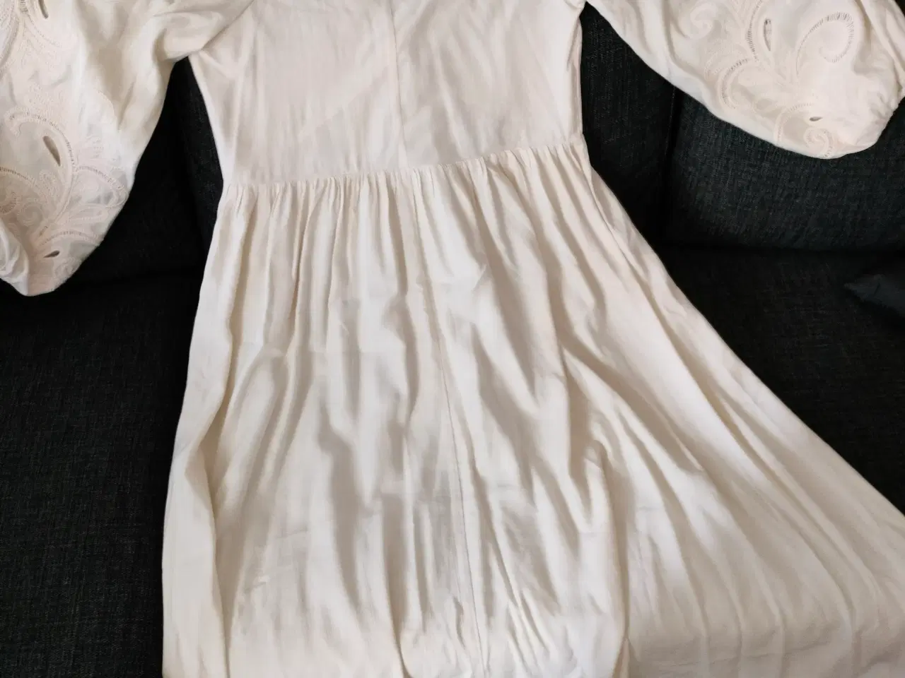 Billede 6 - H&M broderet kjole