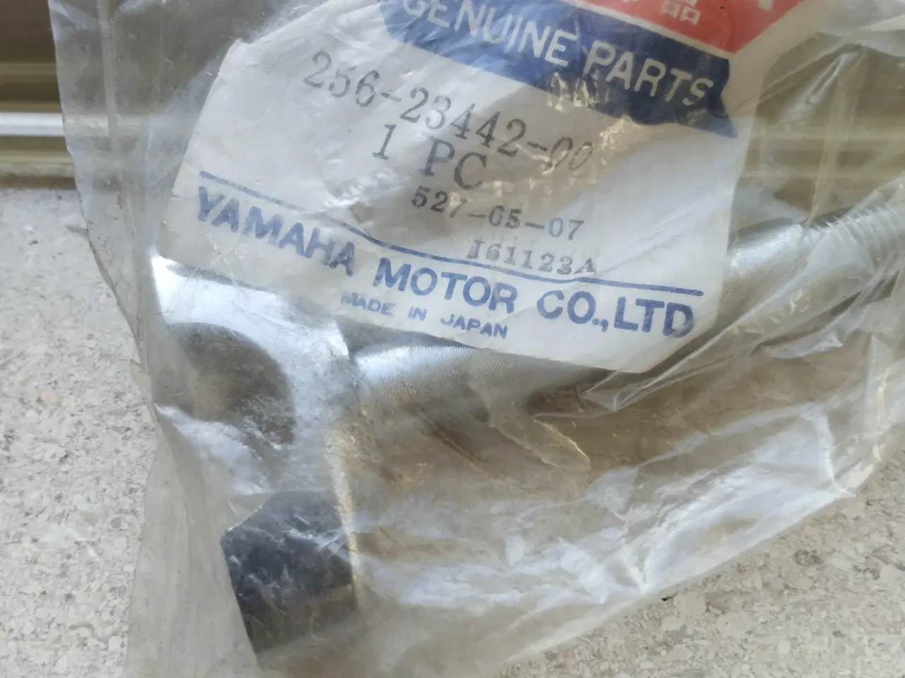 Billede 1 - Yamaha. Holder håndtag nederst. 256-23442-00 (%) 