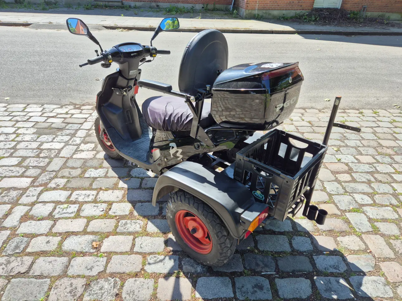 Billede 4 - Pgo p3 2 takter 3 hjulet står næsten som ny