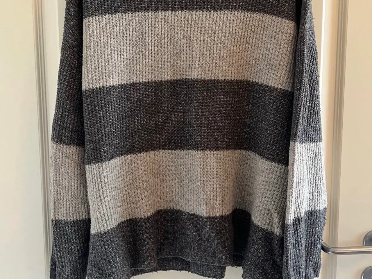 Billede 2 - Gråstribet sweater fra Vero Moda
