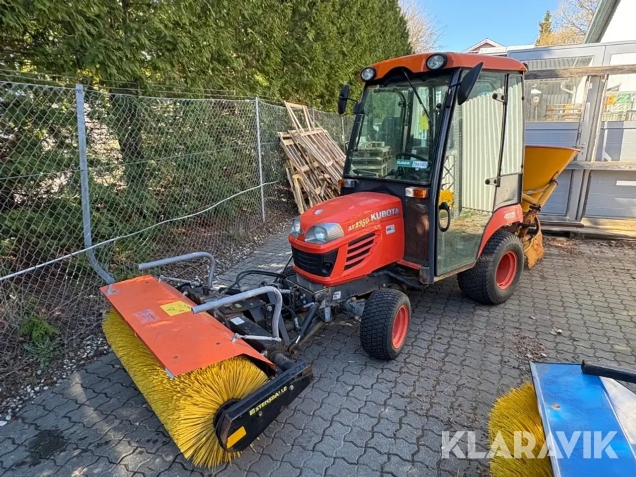 Billede 1 - Traktor Kubota BX2350DV-FR med kost og saltspreder