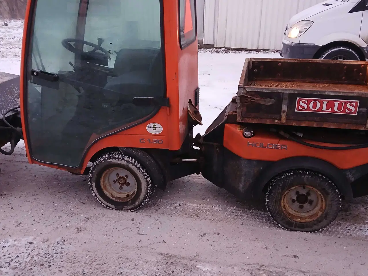 Billede 4 - Redskabsbærer med kost og saltudlægger