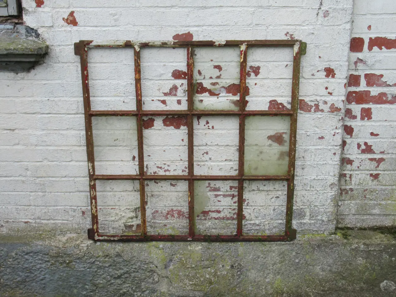 Billede 1 -   staldvindue KØBES  som på billedet  mrk. 560   