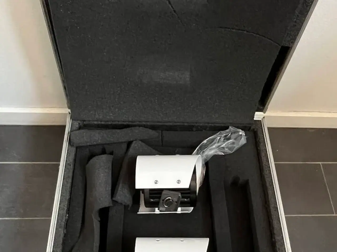 Billede 1 - 2 Overvågningskameraer i Kasse