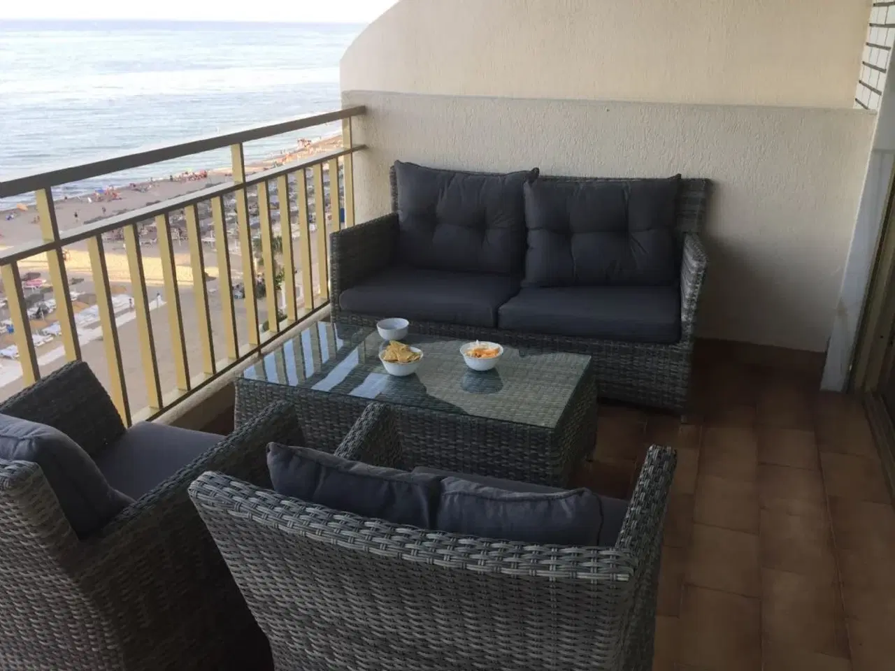 Billede 3 - Malaga - Fuengirola. Lejlighed p� 134 kvm plads til 6 personer, 34 kvm terrasse med haveudsigt og pool.
K�mpe stor stor pool i lukket privat have.
Fri parkering foran bygningen. 
Fuengirola. Ny renoveret luksus lejlighed p� 135 Kvm med plads til