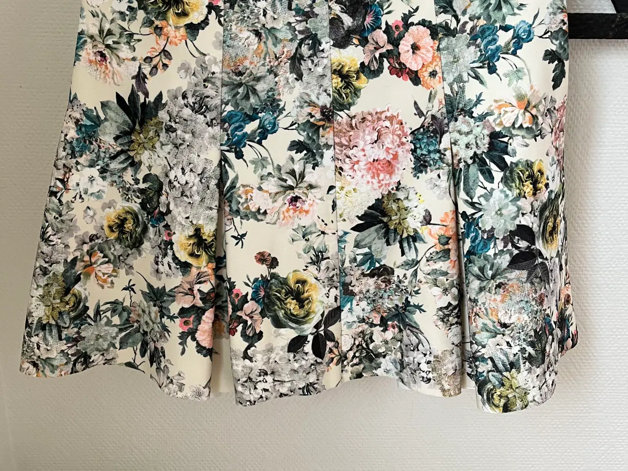 Billede 1 - Blomstret nederdel 