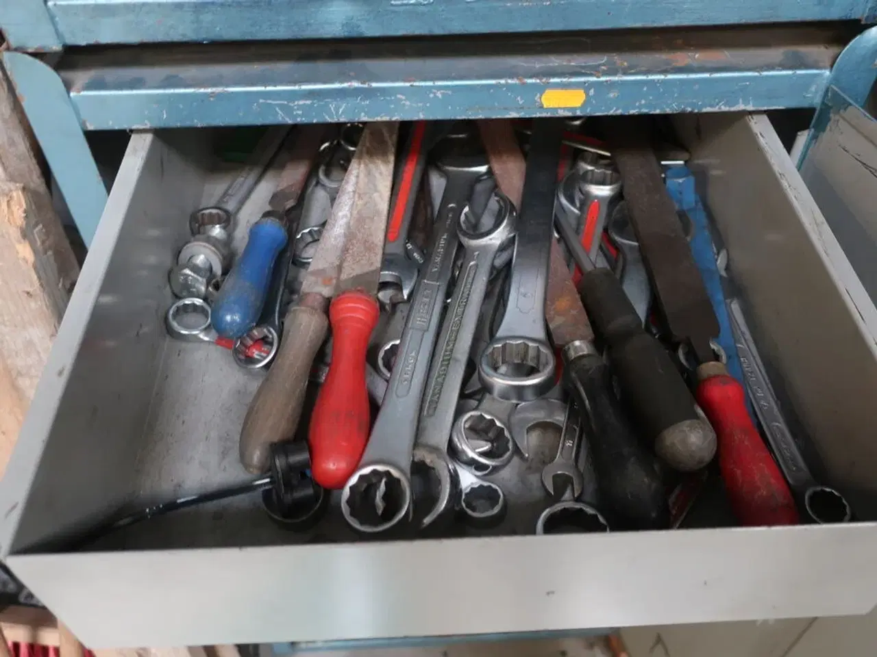 Billede 6 - "Tøm skabet" - Indhold i 2 skabe (øvre & nedre)