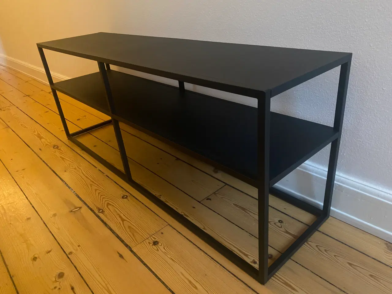 Billede 2 - TV-bord eller lav reol