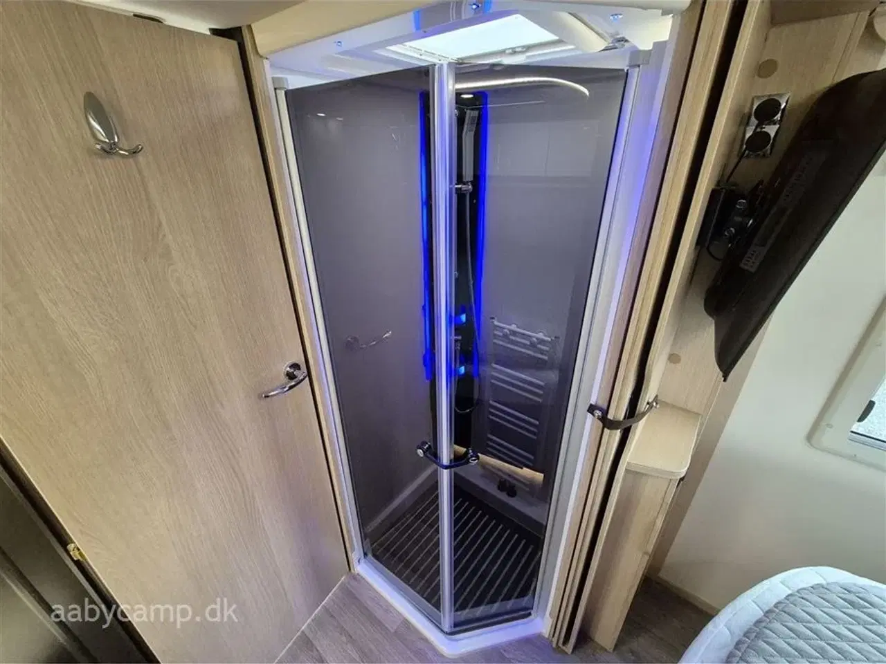 Billede 20 - 2024 - Autostar Prestige I 790 LC   Automatgear. Markise. 200 Ah lithium batteri. 2000w inverter. udvendig gasudtag. A/C. 2x Tv. hæve/sænke cykelstativ på El. Hydrauliske støtteben. Undervognsbehandlet.