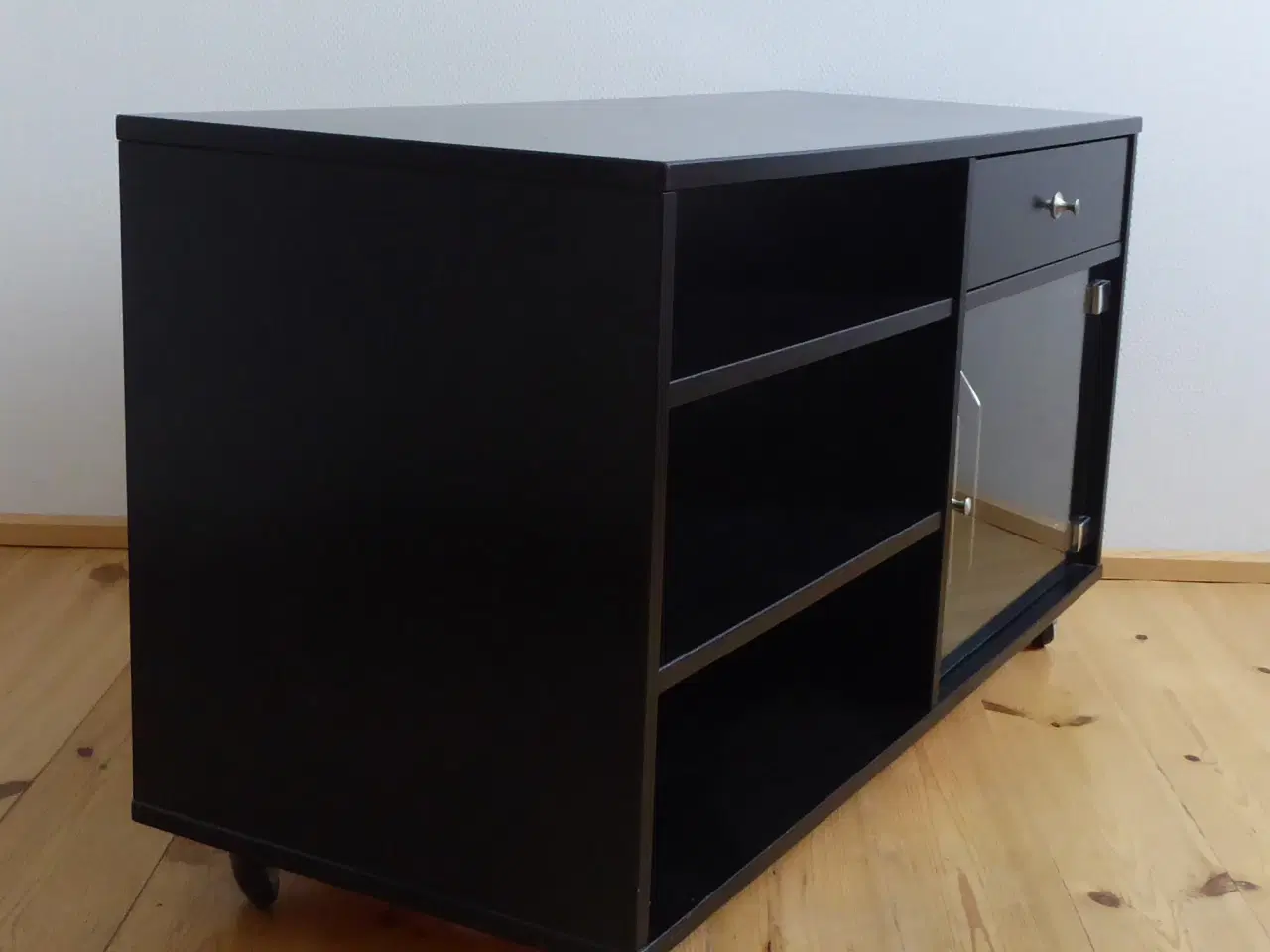 Billede 3 - Lækker sort stereo-bænk.