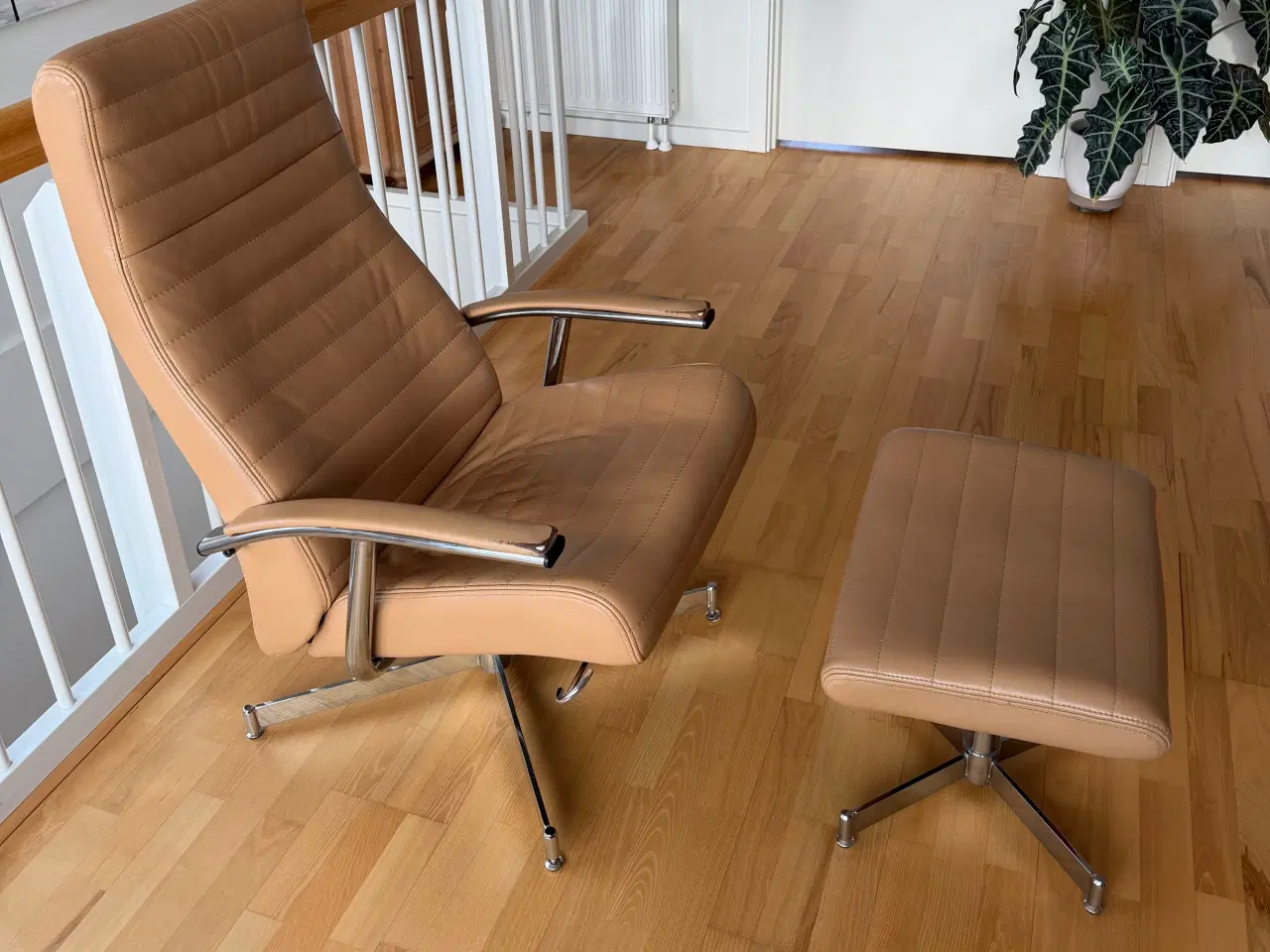 Billede 3 - Lænestol med skammel i lys brun læder