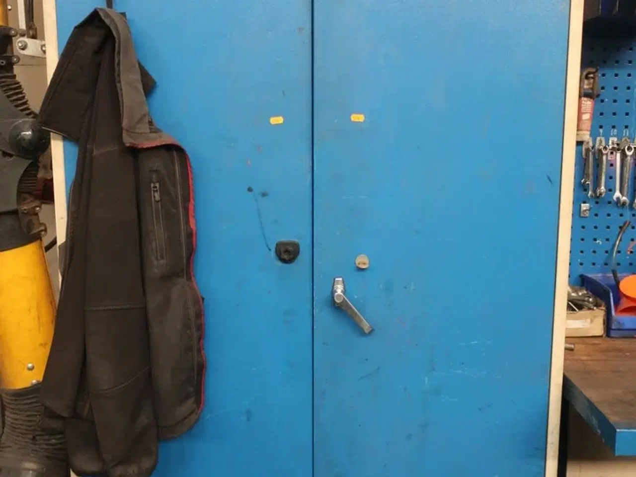 Billede 1 - Stålskab med div. Værktøj og plejemidler