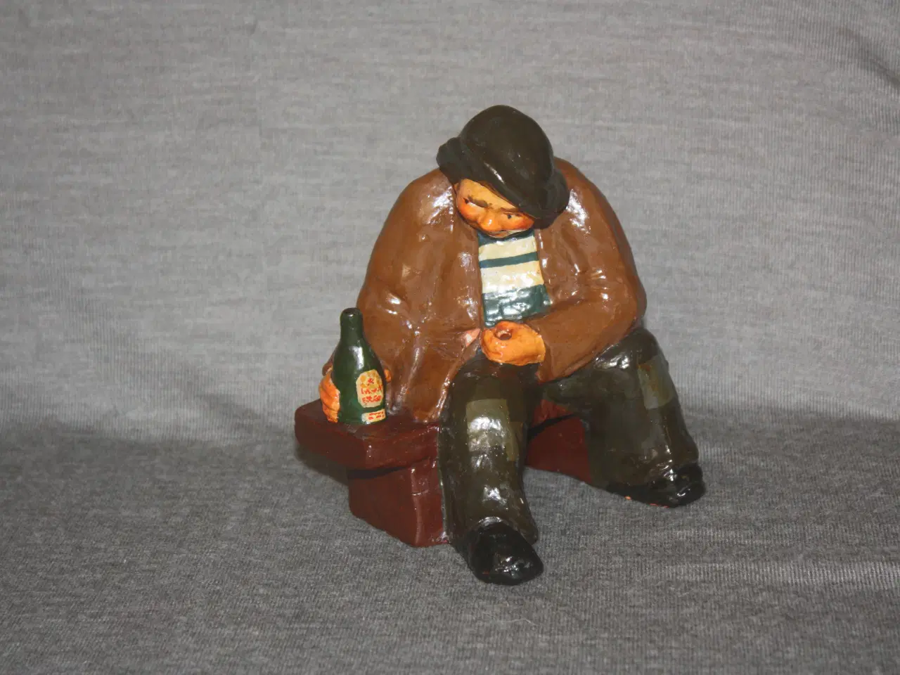 Billede 1 - Figur i keramik Fisker med øl sign B. Krilov