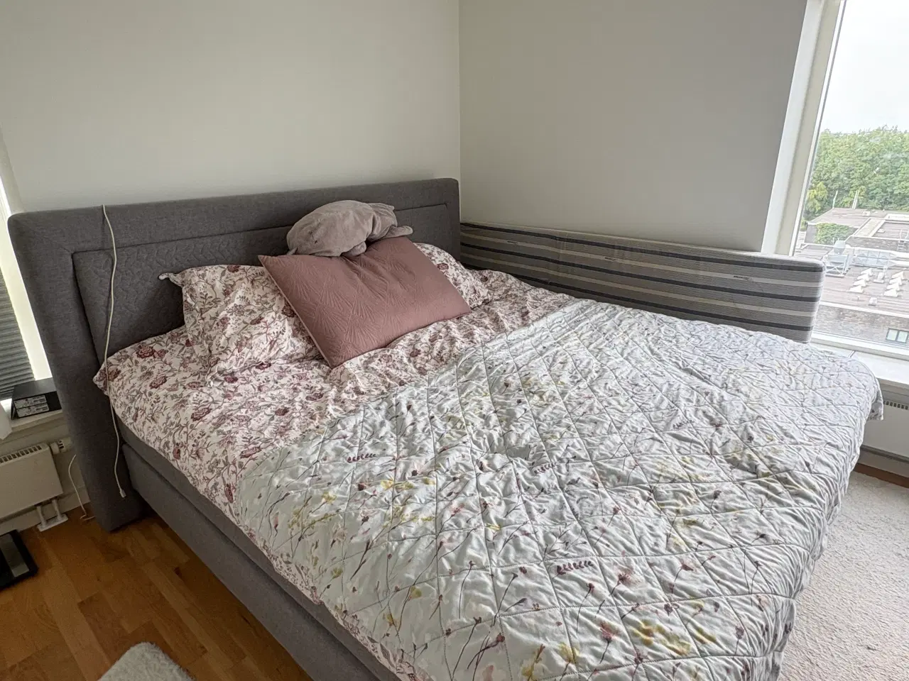 Billede 1 - Stor og komfortabel seng 200x180 – inkl. gavl