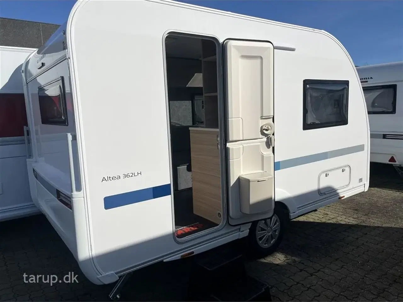 Billede 2 - 2026 - Adria Altea 362 LH   Enkeltsenge m/udtræk, rundsidde-gruppe, panorama vindue, el-gulv-varme, TV-holder,  stort 142 l. køleskab/ fryser