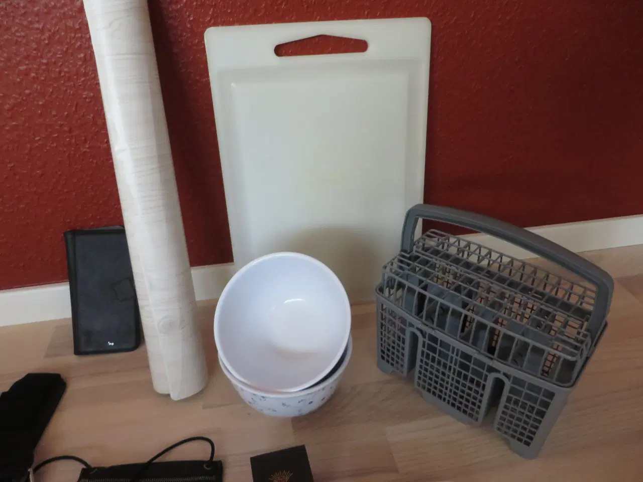 Billede 1 - Skærebrædt; plastskåle, halspung, selvklæbende fol