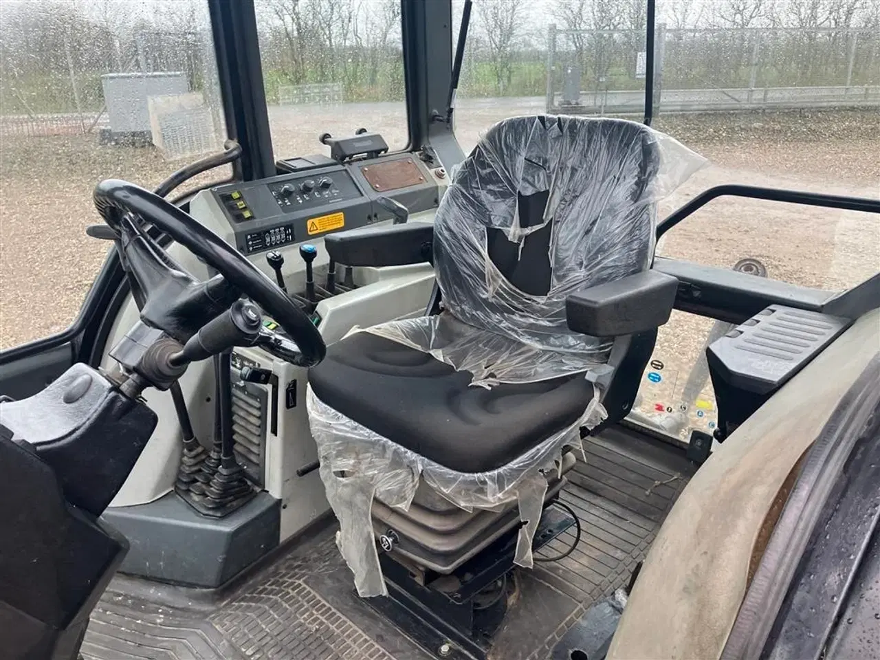 Billede 5 - Valmet 6400 monteres med helt ny frontlæsser!