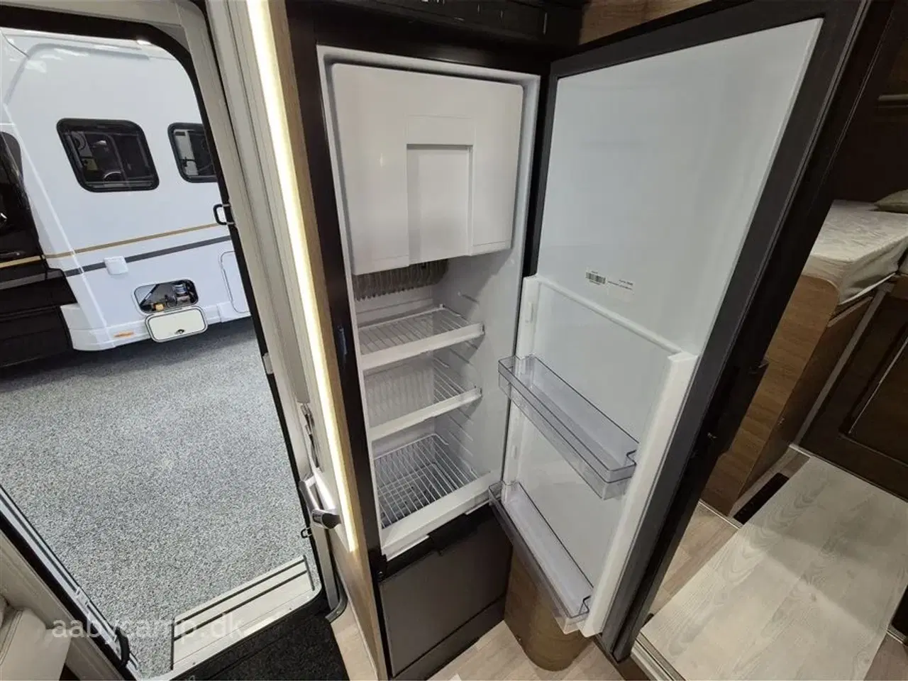 Billede 16 - 2024 - Benimar Amphitryon 967 Northautokapp   Nk.Pakke. Automatgear. solceller. 200Ah Lithium. 2000W inverter. luftundervogn på bagaksel. Hydrauliske støtteben. Alarm. Gasbageovn. Elektrisk tømning af frisk/spildevand. 3m vandfilter. tv samt internet antenne. Kan vejes op til 4400 kg.