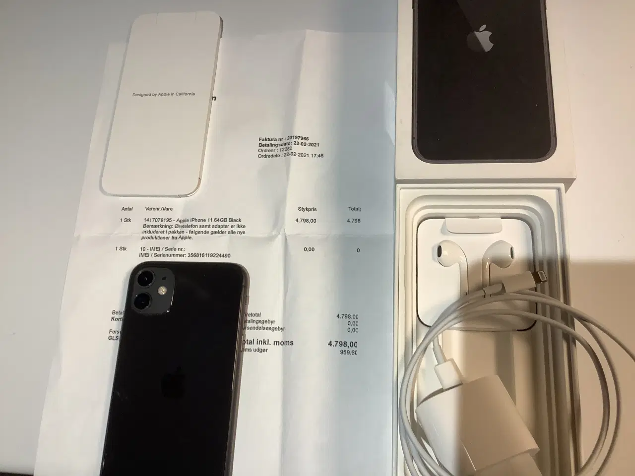 Billede 2 - IPhone 11 med( øretelefon aldrig brugt) lader