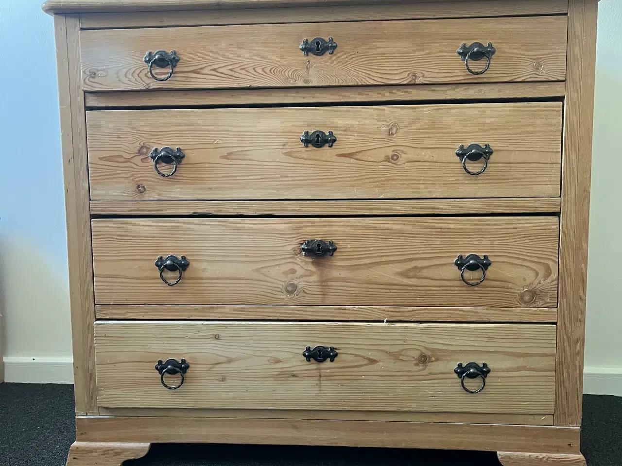 Billede 1 - Afsyret kommode 75år