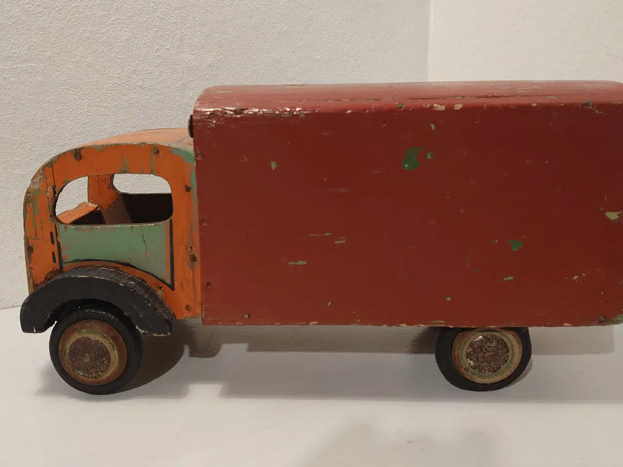 Billede 1 - Fængselslegetøj: Kassevogn/flyttebil. Ca 1940