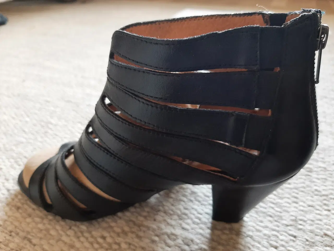 Billede 3 - Nye flotte sorte lædersandaler med hæl