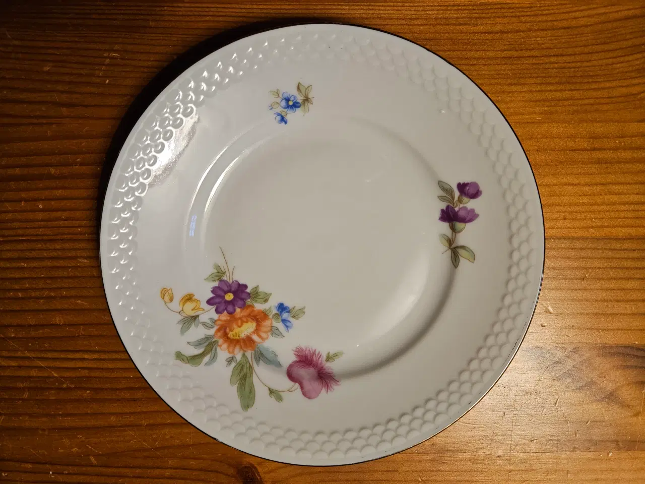 Billede 3 - 5 fine kagetallerkener med guldkant